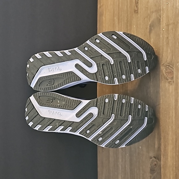 NIB Brooks Launch GTS 9 W10 Black/Purple - Picture 9 of 11